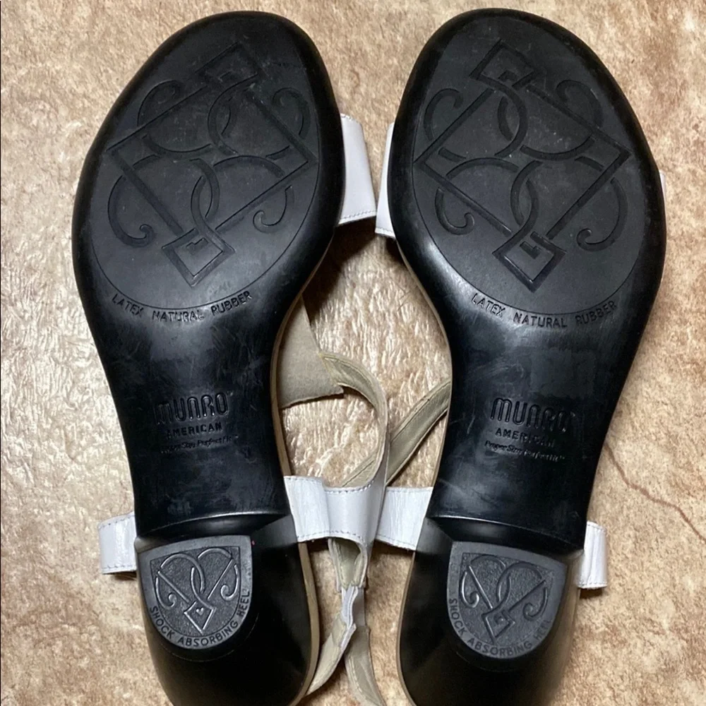 Munro White & Silver Size 8W Sandals with Cushioned Footbed Summer